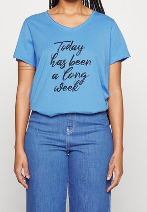Niebieska bawełniana koszulka z dekoltem w serek i krótkimi rękawami, z czarnym napisem: "Dziś był długi tydzień."