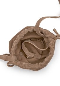 Borsa a sacco in suede marrone con texture morbida, forma circolare e dettagli con cinturino interno. Parte superiore aperta, con bordo arricciato e rivestimento liscio.