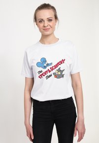 Hvid bomulds t-shirt med trykte figurer fra "The Itchy & Scratchy Show" i blå, grå og rød. Rund hals, korte ærmer.