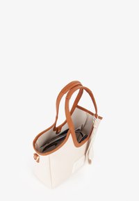 Borsa a tote in materiale crema con accenti in pelle marrone, dotata di manici superiori doppi e una tasca interna, che presenta un design pulito e strutturato.