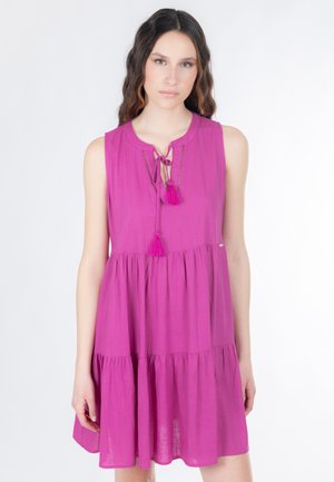 Fuchsienfarbenes ärmelloses Kleid mit einem Schlüssellochausschnitt, der mit Quasten gebunden ist, mit einem gestuften Rock und fließender Stoffstruktur.