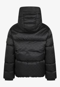 Sort pufferjakke med hætte, kviltet tekstur og et præget mønster. Inkluderer elastiske manchetter og et lige bagside design.