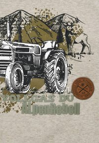 Grafisches T-Shirt mit einer Vintage-Traktor-Illustration in Schwarz und Olivgrün, mit Berg- und Reh-Motiven sowie einem runden braunen Etikettenakzent.
