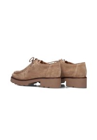 Braune Wildlederschuhe mit runder Zehenpartie, ausgestattet mit Schnürsenkeln und einer massiven Gummisohle mit einem Profilmuster. Akzente sind die Steppnähte.