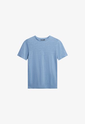 Camiseta de algodón de color azul claro con mangas cortas, cuello redondo y un diseño sencillo. Textura suave con un ligero patrón jaspeado.