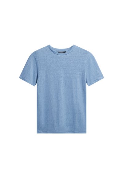Camiseta de algodón de color azul claro con mangas cortas, cuello redondo y un diseño sencillo. Textura suave con un ligero patrón jaspeado.