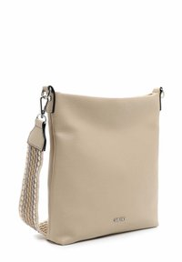 Borsa a tracolla in pelle beige con superficie texturizzata, dotata di una tracolla intrecciata e accessori in argento. Forma rettangolare semplice con dettaglio del logo.