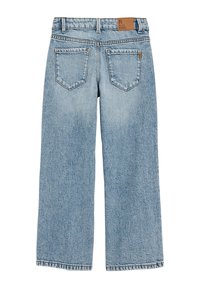 Vaqueros de pernera ancha en azul claro con dos bolsillos traseros, pasadores para cinturón y una etiqueta de marca de cuero en la cintura.