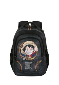 Mochila negra con un gráfico de un personaje con sombrero de paja, bolsillo frontal con cremallera, costuras reforzadas y correas ajustables acolchadas.