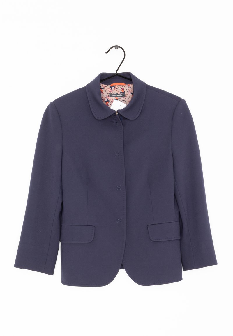 Blazer bleu marine pour femme avec col arrondi, manches longues, boutons sur le devant et deux poches à rabat, suspendu sur un cintre noir.