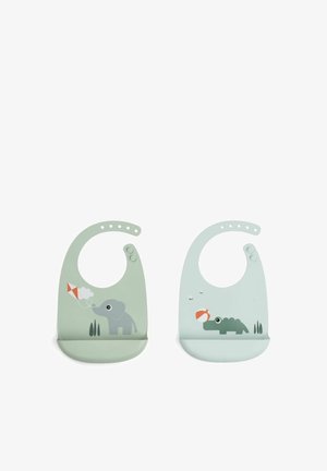 To silikone baby hagesmække med lommer, den ene grøn med et elefant- og drage-design, den anden lyseblå med en krokodille, der holder en bold.