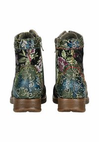 Stivaletti ricamati in tessuto nero con motivi floreali colorati. Presentano un accento decorativo verde scuro e blu e una suola texturizzata marrone.