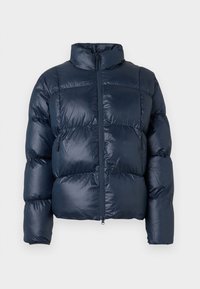 Námořnická modrá péřová bunda s vysokým límcem, silným prošívaným designem, předním zipem a hladkým, lesklým povrchem.