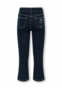 Temno modri denim capri džinsi z oprijetim krojem, z vezenino cvetja na desnem zadnjem žepu in vidnimi šivi.