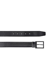 Zwarte leren riem met gestructureerd oppervlak, zilverkleurige metalen gesp en vijf gaatjes voor verstelling; slank design en uniforme breedte.