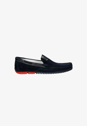 Marineblaue Wildlederslipper mit schwarzen Lederakzenten und einer roten Gummi-Sohle. Flacher Absatz und gestickte Details entlang der Zehen für Haltbarkeit.