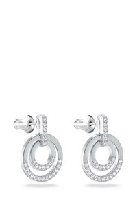 Boucles d'oreilles circulaires en argent composées de trois anneaux entrelacés. Les anneaux extérieurs sont ornés de cristaux clairs le long du bord inférieur.