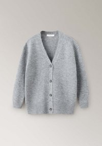 Cardigan en tricot gris clair avec manches longues, encolure en V et cinq boutons sur le devant sur un fond uni.