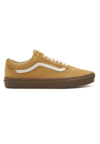 Sneaker basse en daim couleur sable avec bande latérale blanche, lacets blancs et semelle en caoutchouc marron, vue de côté extérieur.