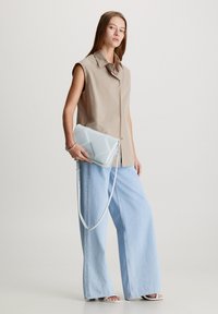 Calvin Klein QUILT SHOULDER BAG - Borsa a tracolla - pigeon