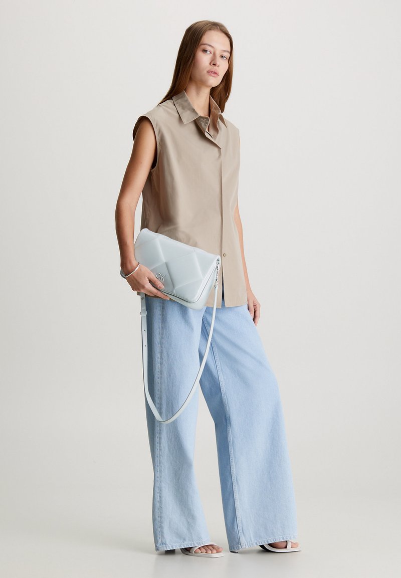 Calvin Klein QUILT SHOULDER BAG - Borsa a tracolla - pigeon