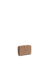 Cartera de cuero trenzado en beige con forma rectangular, cierre magnético y patrón a cuadros prominente en la parte frontal. Compartimento con cremallera.