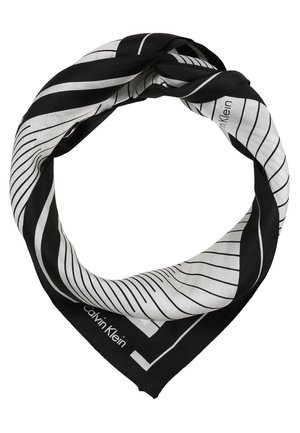 Pañuelo cuadrado en blanco y negro con delgadas rayas diagonales y el logo de Calvin Klein en la esquina, doblado en forma circular.