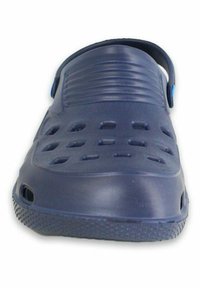 Marineblaue Kunststoffclogs mit breitem Zehenbereich, Belüftungslöchern, strukturiertem Oberflächen und einem verstellbaren Riemen auf der Rückseite für einen sicheren Sitz.