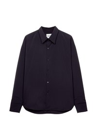 Zwart langemouwen shirt van gladde stof, met een puntige kraag en knoopsluiting aan de voorkant. Gebogen zoom en enkele manchetten.