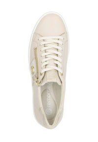 Sneaker beige con tomaia in pelle liscia, lacci bianchi e chiusura con zip laterale con accento dorato. Suola piatta in gomma, design minimalista.