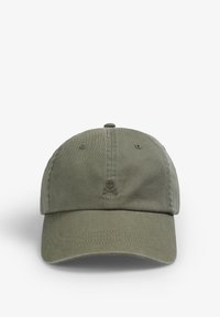 Gorra de color verde oliva hecha de algodón con visera curva, que presenta un logo bordado de una calavera y huesos cruzados en la parte frontal y detalles de costura.