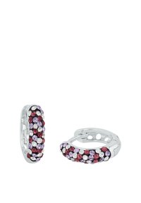 Orecchini a cerchio in argento con un design curvo decorato con cristalli rossi, viola e trasparenti disposti in un motivo sparso.