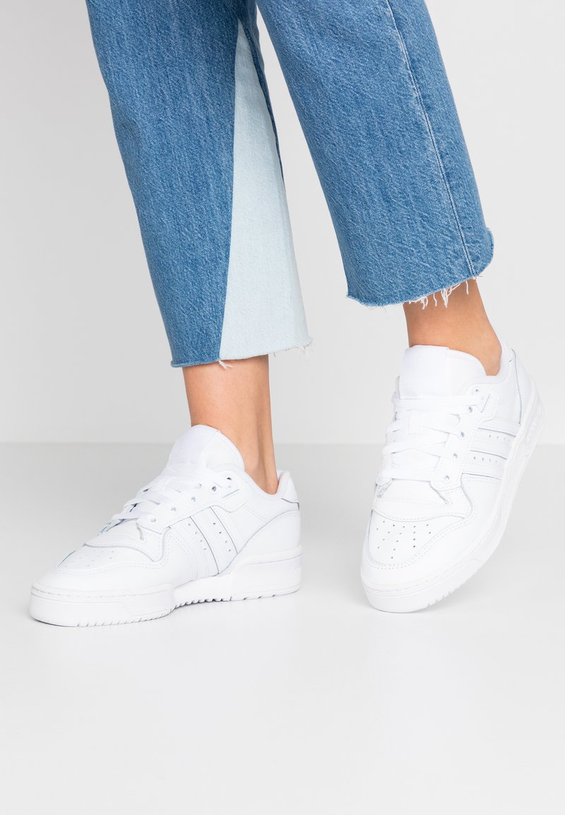 adidas Originals RIVALRY LOW - Sneakers basse - footwear white/core black