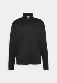 Pullover preto de mangas longas com gola alta, feito de um tecido suave. Apresenta um logo na parte de trás do pescoço e detalhes na costura lateral.