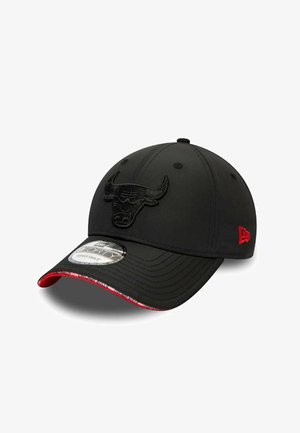 Schwarze Baseballkappe mit geprägt Bullenlogo, gebogenem Schirm und rotem Unterrand. Verfügt über verstellbare Größen und eine glatte Stofftextur.