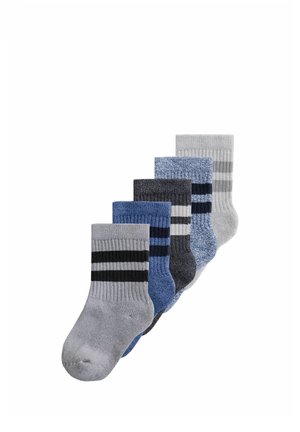 Sex par vadlängd sockor i grått, blått och svart med olika randiga mönster uppradade diagonalt.