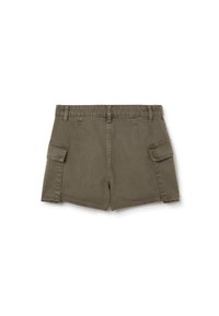 Pantalones cortos cargo en tela de algodón verde olivo, con frente plano, dos bolsillos laterales y una cinturilla con pasadores.