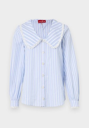 Ljusblå randig skjorta med en stor vit spetskrage, dekorativa knappar och elastiska ärmslut. Tillverkad av tyg med en jämn textur.