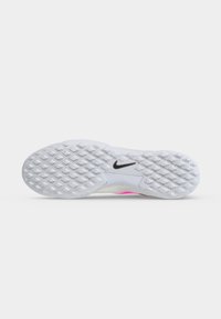 Σόλα λευκού παπουτσιού Nike για τρέξιμο με υφή και μαύρο λογότυπο swoosh στο κέντρο της σόλας.
