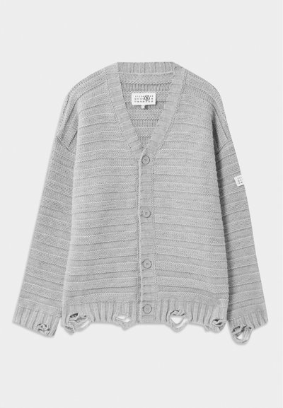 Pilkas megztas kardiganas su V formos iškirpte, penkiais mygtukais, raukiniais ir sugadintais apdailos ypatumais. Horizontaliomis juostelėmis visoje aprangoje.