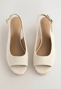 Bézs színű, nyitott orrú szövet pántos ék-orrú szandálok, bokapánt csattal, 40-es méret, NEXT márka.