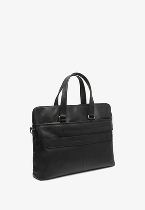 Maletín de cuero negro con doble asa, cierre de cremallera, bolsillo frontal y un sutil logo grabado. Textura suave, forma rectangular, diseño elegante.