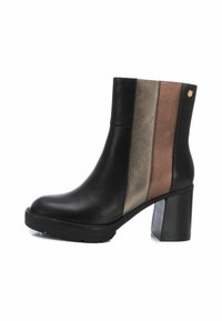 Stivale in pelle nera alla caviglia con pannelli verticali texturizzati in grigio metallico e bronzo. Presenta un tacco spesso e una suola in gomma per una buona aderenza.