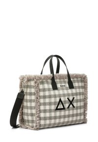 Borsa tote con un motivo a quadri grigio e bianco, con un bordo grigio morbido, manici in pelle nera e dettaglio logo geometrici neri.