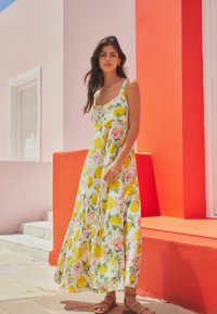 Next REGULAR FIT - Robe longue - cream lemon print