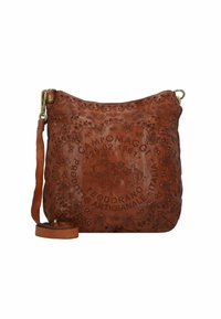 Bolso cruzado de cuero marrón con patrones florales en relieve y un logotipo central. Incluye una cinta plana y costuras decorativas.