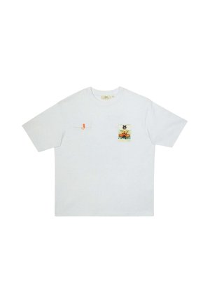 T-shirt blanc à manches courtes avec col rond, petite poche boutonnée sur la poitrine gauche et patch graphique coloré sur la zone droite de la poitrine.