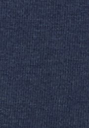 Tmavě modrá, texturovaná tkanina s jemným pleteným vzorem. Materiál vypadá měkký a pružný, vhodný pro oděvní aplikace.