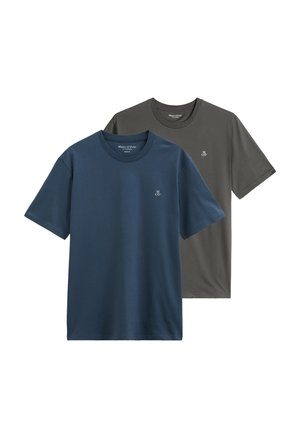 Twee effen korte mouw t-shirts met ronde hals, één marineblauw aan de voorkant, één donkergrijs achteraan, elk met een klein wit logo op de borst.