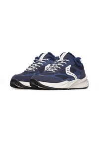 Sneaker blu navy con tomaia testurizzata, dettagli bianchi e lacci evidenti. Suola spessa con motivo a rete e morbida fodera attorno al colletto.